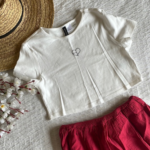 FLAT Rs. 500/- (free ship) H&M white crop top from new collection black pink